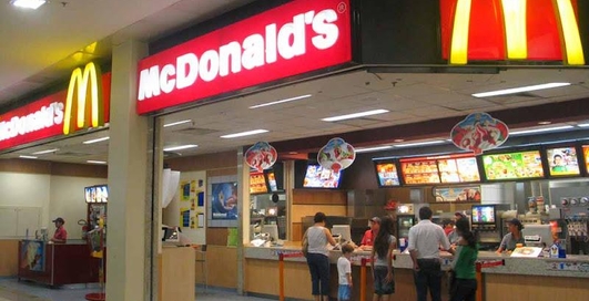 Парочку уличили в занятии сексом на кассе McDonald's