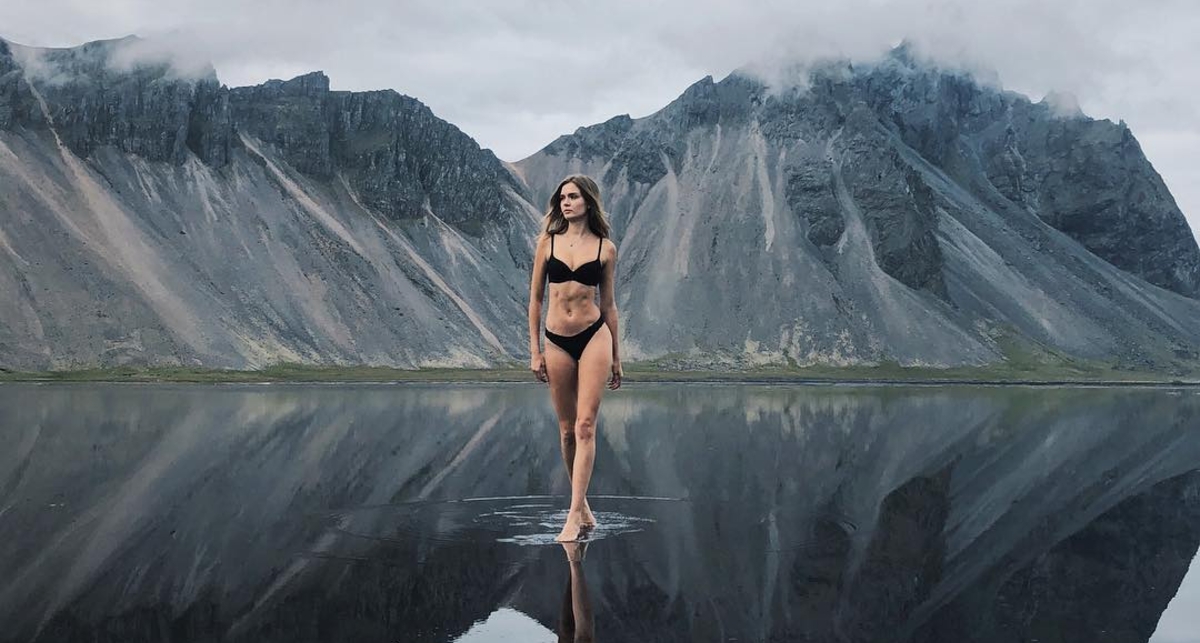 Обаятельная Жозефин Скривер на фоне красот Исландии