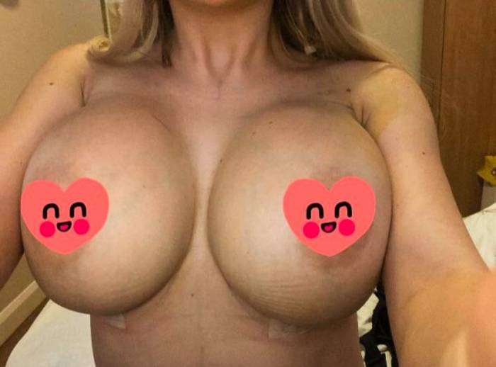 Порномодель выставила на продажу использованные грудные импланты