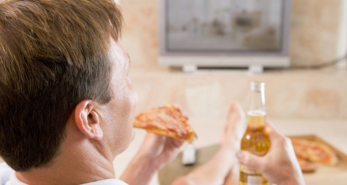 Почему еда перед телевизором вредит здоровью
