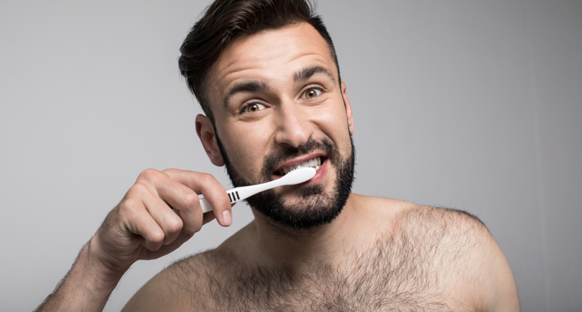 Почему нужно менять зубную щетку каждые три месяца
