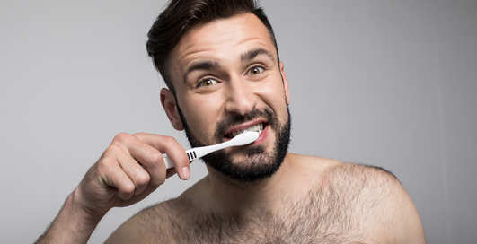 Почему нужно менять зубную щетку каждые три месяца