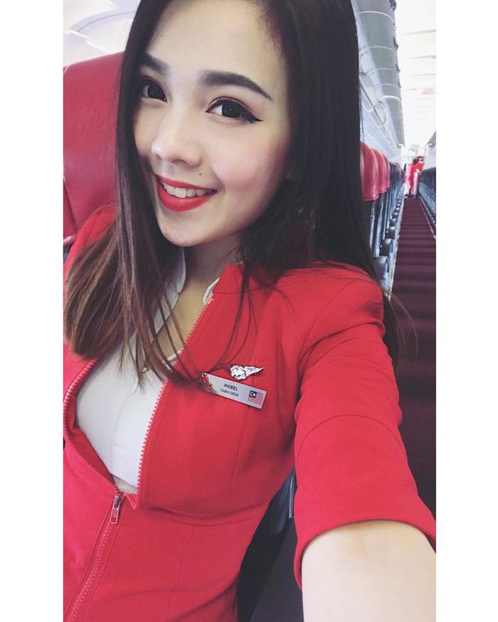 Самая сексуальная стюардесса: В сети обсуждают фото красотки