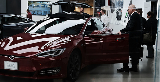 Поступила в продажу бюджетная версия Tesla Model 3