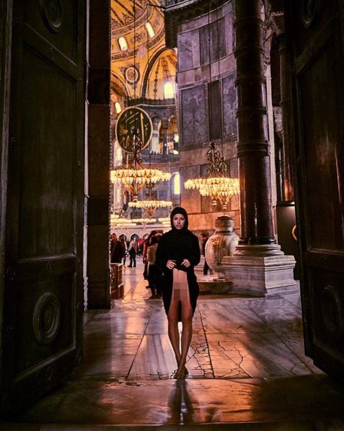 Голая модель Playboy устроила фотосессию в храме