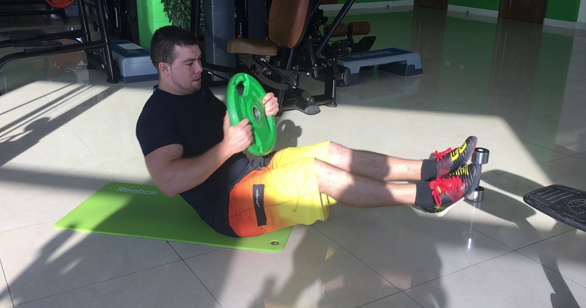 Видео тренировки на русском. Утяжеленные русские скручивания. Русские скручивания с блином перед собой. Русские Твисты с диском.