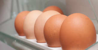 Лайфхак: Почему яйца нельзя хранить в дверце холодильника