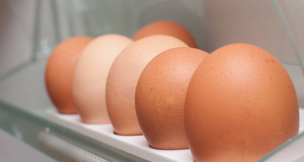 Лайфхак: Почему яйца нельзя хранить в дверце холодильника