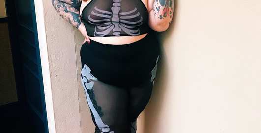 Cтрашный Хэллоуин: 155-килограммовая модель надела костюм скелета