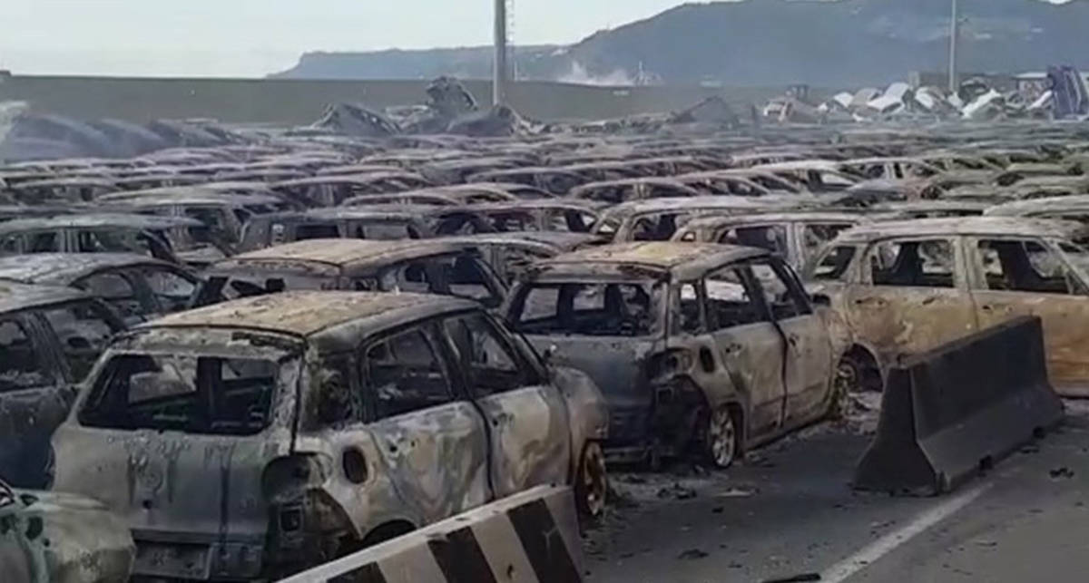 Пожар на парковке уничтожил сотни новых Maserati