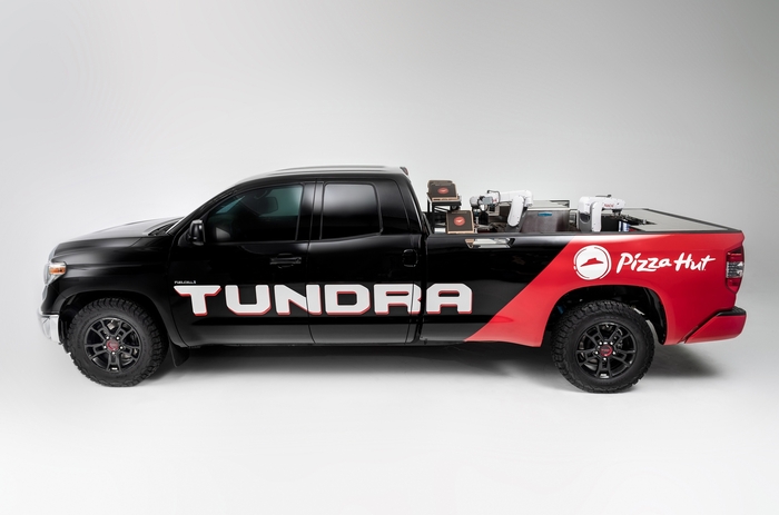Из пикапа Toyota Tundra сделали пиццерию на колесах
