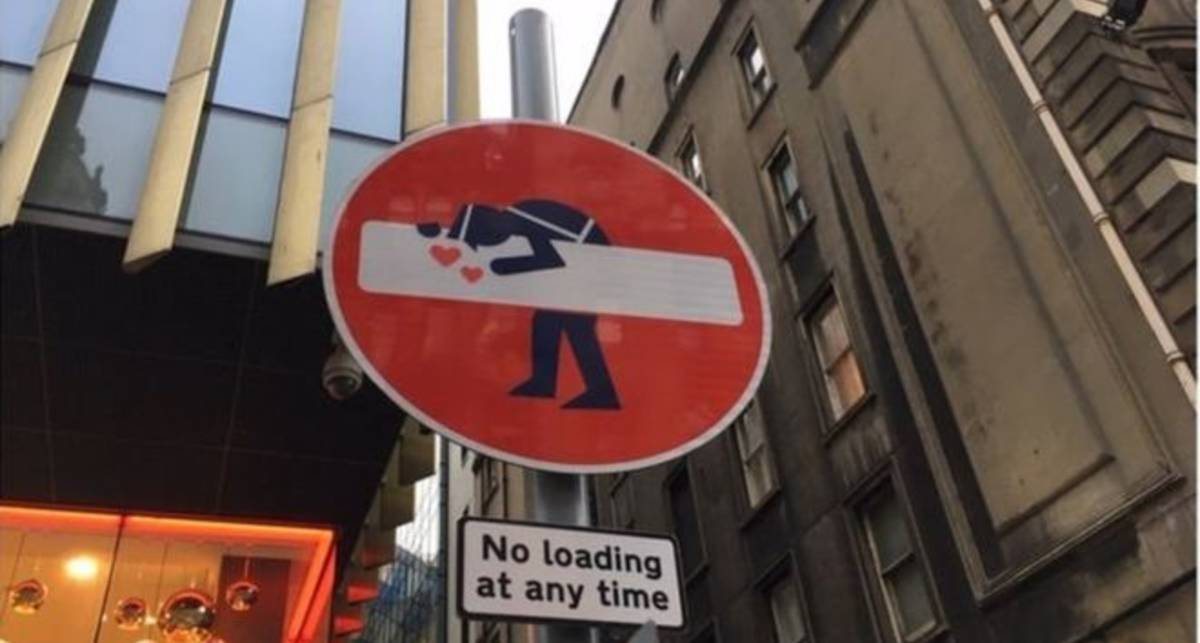 Уличный художник пошутил над дорожными знаками