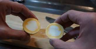 Как сварить яйцо желтком наизнанку