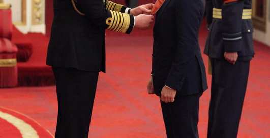 Том Харди получил почетную награду от принца Чарльза