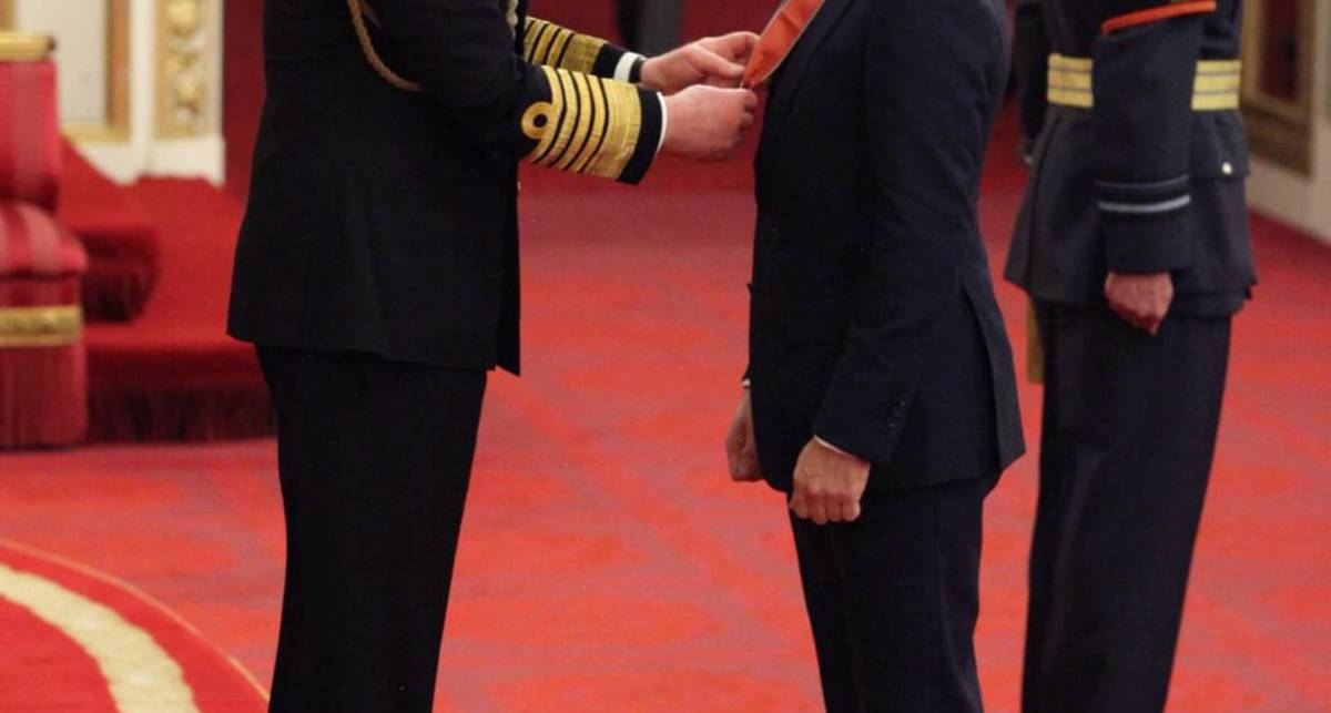 Том Харди получил почетную награду от принца Чарльза