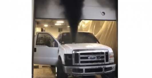 Это фиаско: Тюнингованный Ford взорвался во время тестов