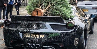 Тюнингованный Ferrari с елкой на крыше прокатился по Лондону