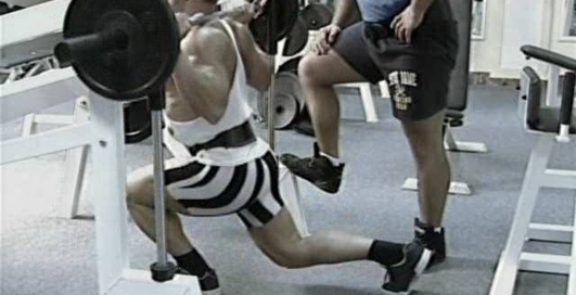 Выпады в тренажере Смита