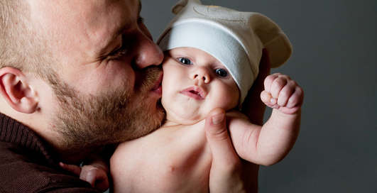 Отпуск после родов продлевает жизнь отцу