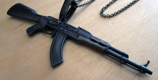 Мужские украшения: АК-47 и подвески