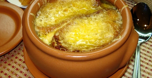 Готовим французский луковый суп