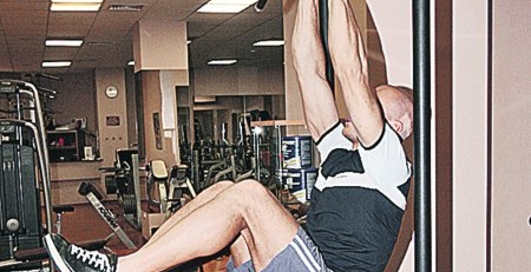 Подъемы ног в висе