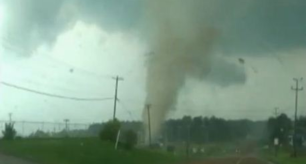 Злая стихия: торнадо убивает Америку