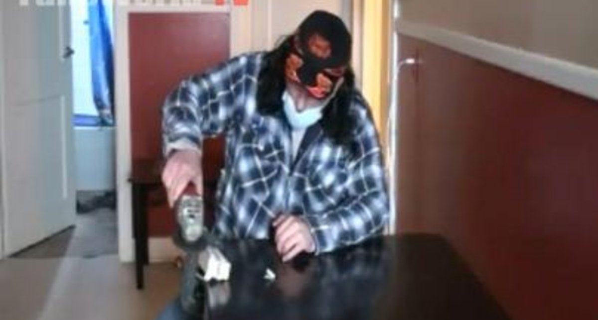 Шутки с электропилой: смотри в оба