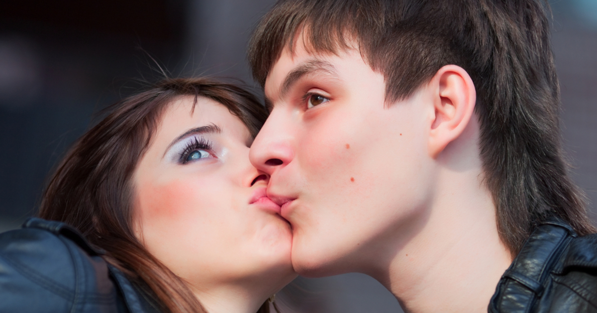 Хочу поцеловать мальчика. Люди целуются. Люди целуются с открытыми глазами. Поцелуй на свидании. Первый поцелуй с парнем.
