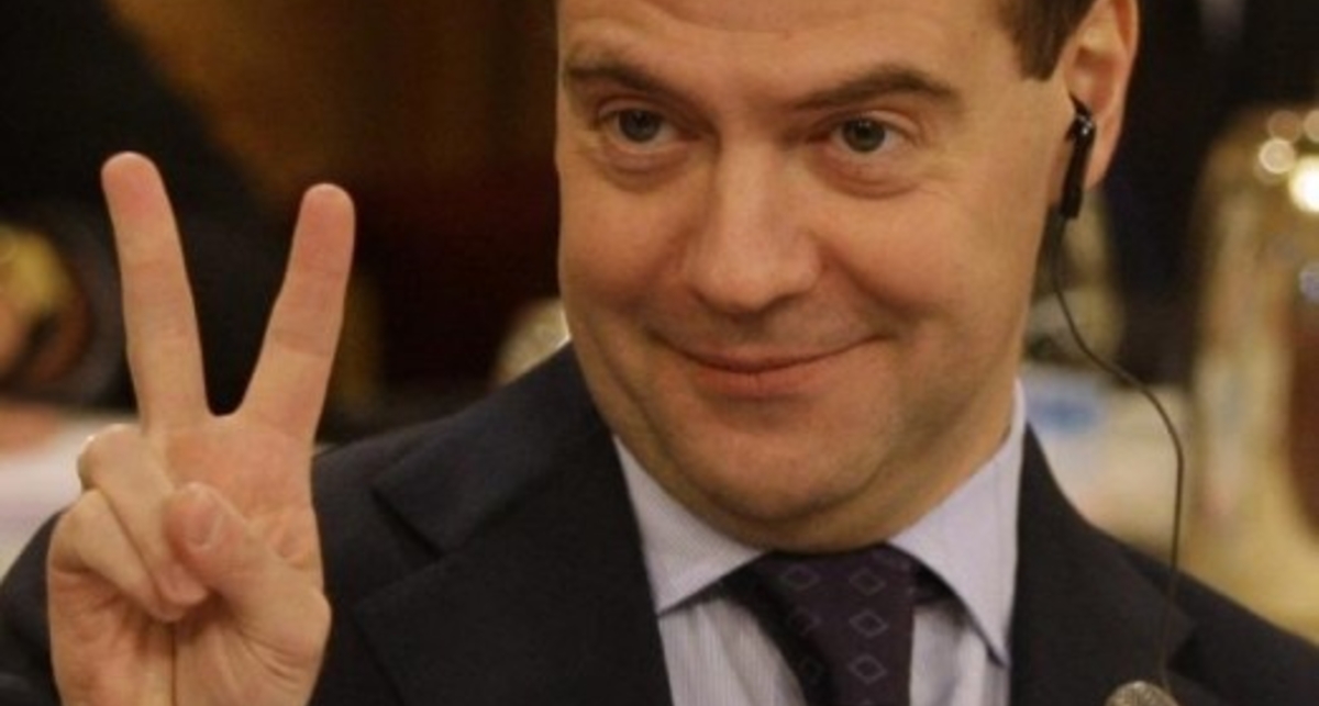 Медведев станцевал под группу Комбинация