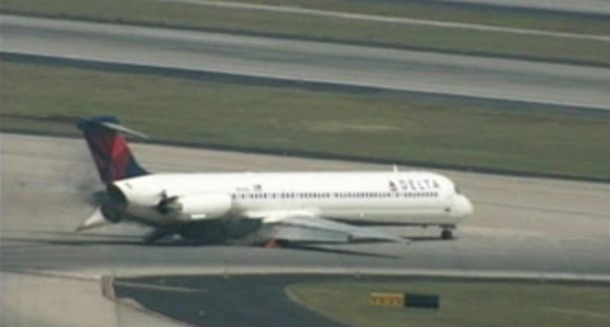 Самолет загорелся при посадке