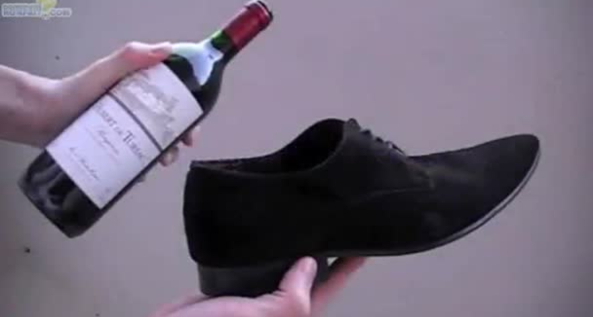 По-мужски: открой вино ботинком