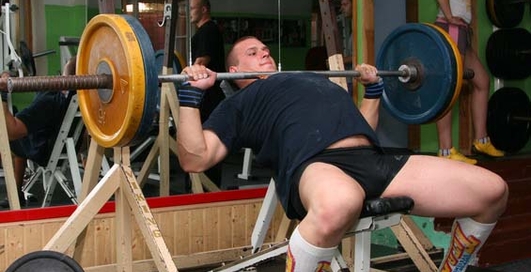 Жим штанги лежа на наклонной скамье