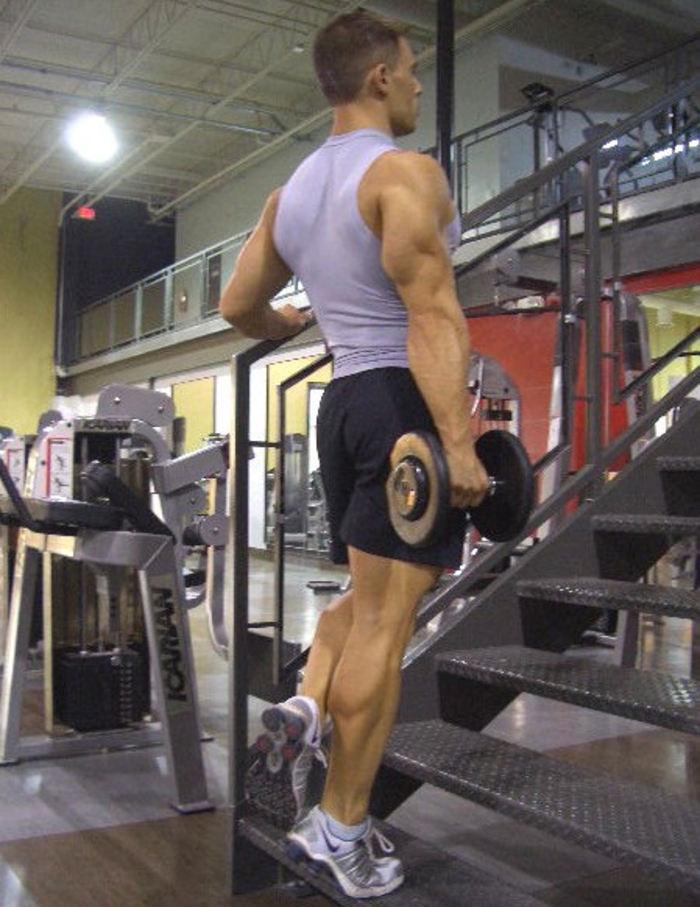 ТОП-5 упражнений с домашней гантелью