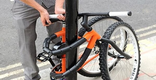 Чтоб не угнали: завяжи узлом велосипед
