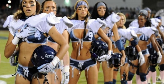 Женский футбол: игры в исподнем