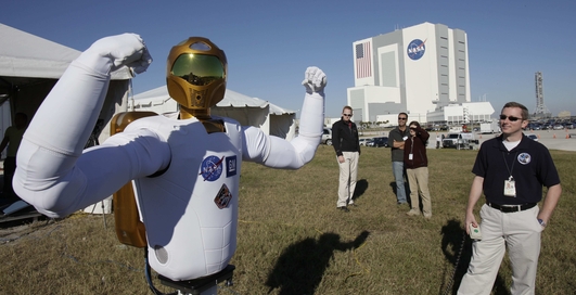 Игрушка дня: робот, космонавт, патриот