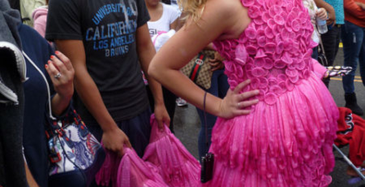 Защитные платья: одень ее в презерватив