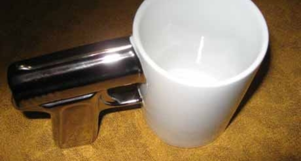 Выстрел в молоко: чашка с пистолетом