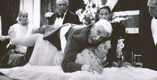 Год без Нильсена: вдовы Голого Пистолета