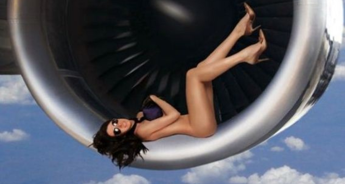 Осторожно: в небе голые стюардессы!
