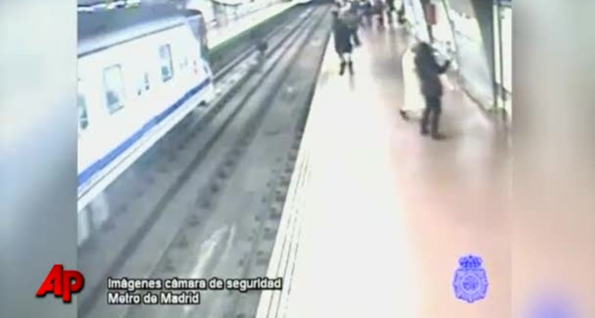 По-мужски: спасаем из-под колес поезда