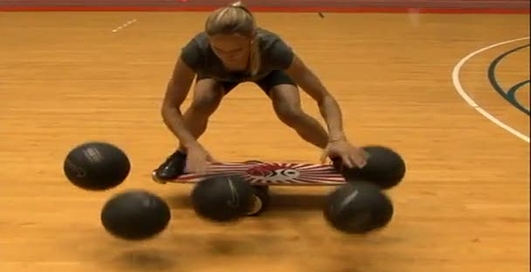 По-мужски: девушка гоняет шары