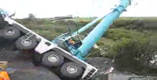 Мужская работа: кран рухнул в воду
