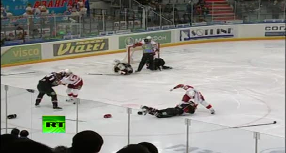Русские хоккеисты устроили драку на льду (видео)