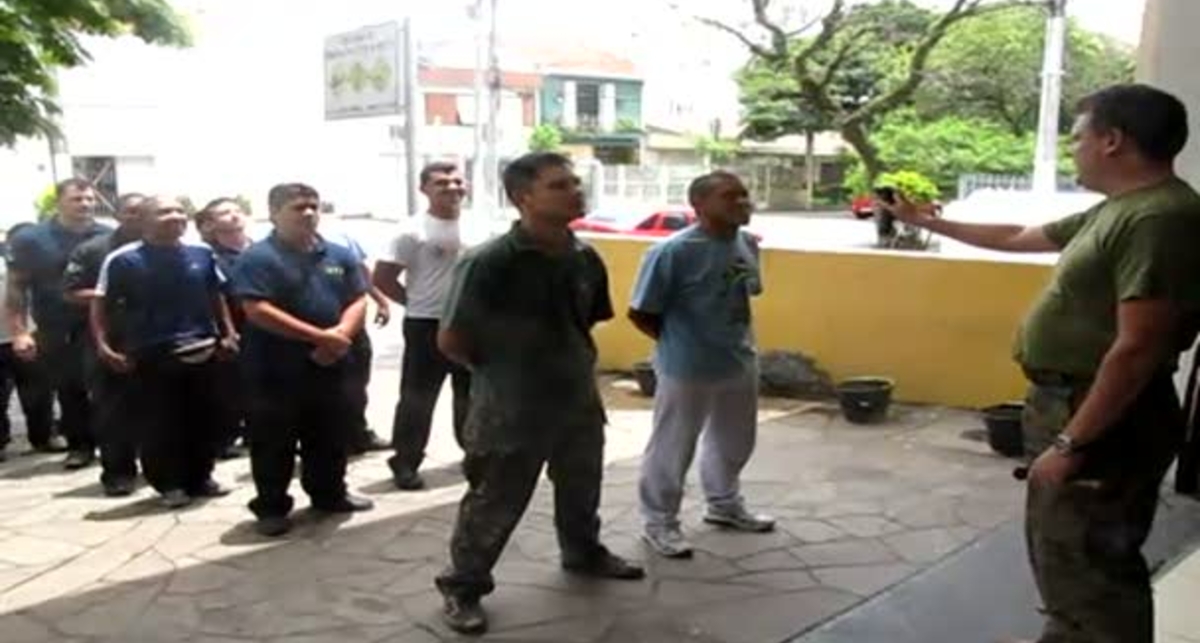 По-мужски: копы тестируют на себе газ