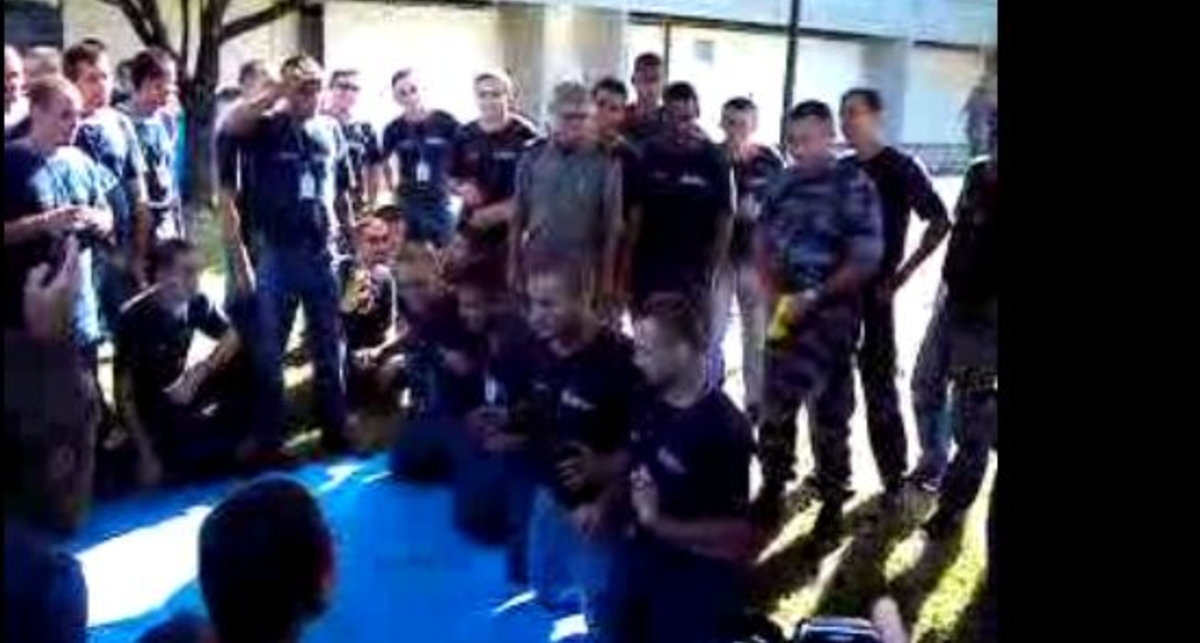 По-мужски: копы тестируют на себе шокеры