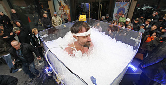 Отмороженный: датчанин просидел во льду 72 минуты