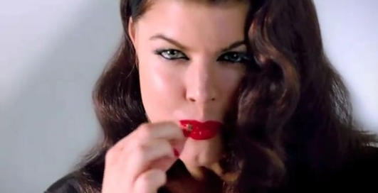 По-мужски: певица Ферги гнет гвозди языком