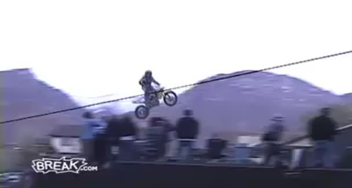 Байкер уходит в небо: летающий мотоцикл